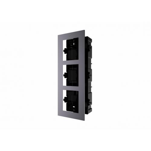 Panou frontal pentru 3 module videointerfon modular Hikvision DS-KD-ACF3; permite conectarea a 3 module de videointerfon modular; mo ntareincastrata; material aluminiu, doza de plastic inclusa; dimensiuni:337.8mm x 124mm × 4mm;